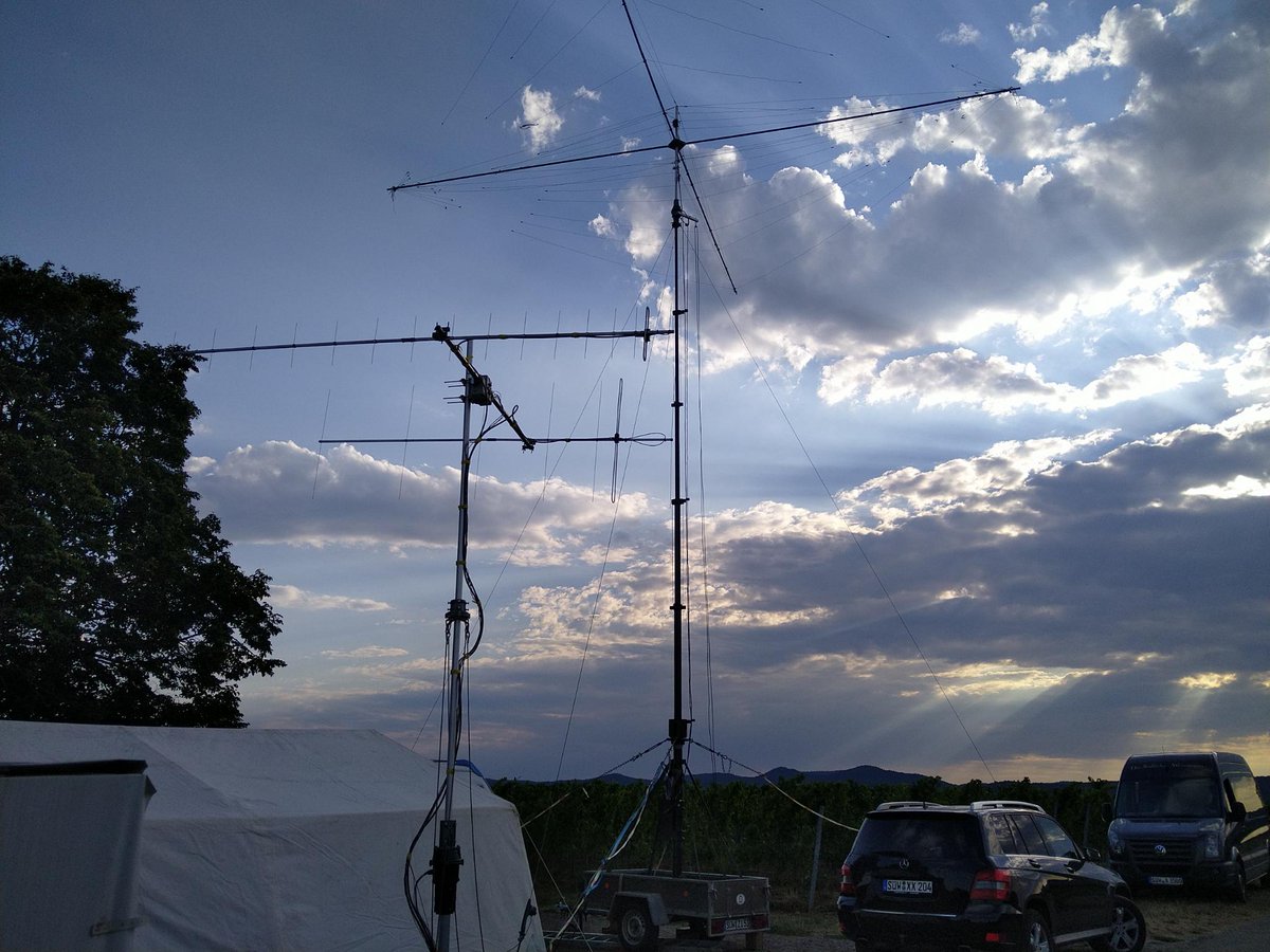 darc_k14's tweet photo. Die ersten OMs haben heute bei Sommerlich Heißen Temperaturen schon fleißig aufgebaut und schon die Geräte eingeschaltet. Kommt vorbei und besucht uns an der Grillhütte in Niederhorbach. https://t.co/90lwamQV6P