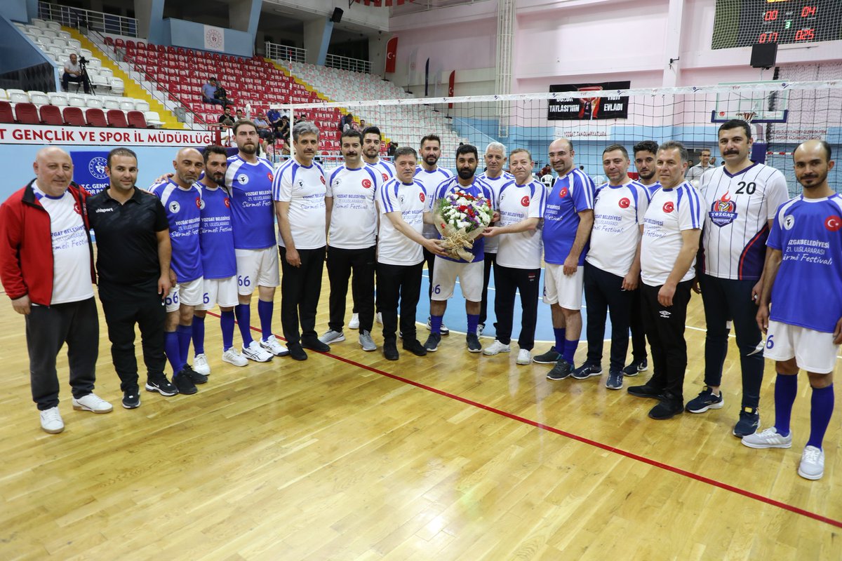 celalkose66's tweet photo. Kazanan dostluk oldu. 😊
21.Uluslararası Sürmeli Festivalimiz kapsamında İl Protokolümüz ve Basın Mensuplarımız arasında “Voleybol 🏐 Karşılaşması” gerçekleştirdik. 
Katılım gösteren değerli İl Protokolümüze ve Kıymetli Basın Mensuplarımıza teşekkür ediyorum. https://t.co/lNP9PrKiEx