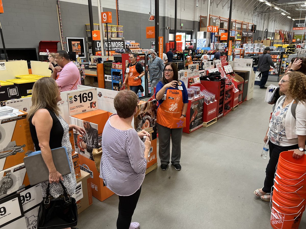 #BuildingStrongRelationships: Thank you to PHX Councilwoman Debra Stark and PHX PD for a great visit at #468/#401 today. Thank you to SM Jill and SM Paula for your support and engagement. We truly value these partnerships. <a href="/HomeDepotGR/">The Home Depot Government Relations</a> <a href="/judes0401/">Judy Rogers</a> <a href="/Riggs_HD/">Paula Riggs</a> <a href="/JillWoodPMD/">Jill Wood</a>