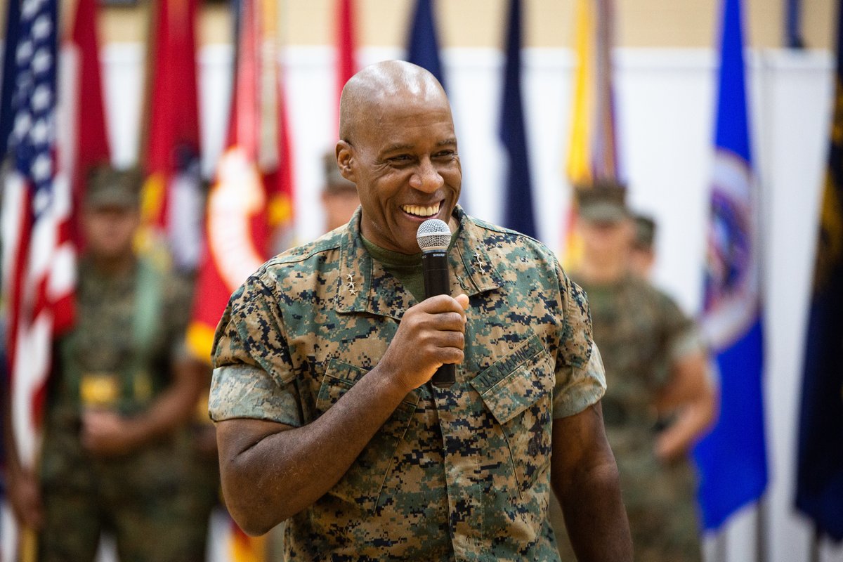 MARFORCOM's tweet photo. U.S. #Marine Corps Lt. Gen. Michael E. Langley,  commander of FMFLANT, MARFORCOM, MARFOR NORTHCOM, relinquishes command to Brig. Gen. John F. Kelliher III during a succession of command #ceremony. #WeHaveTheWatch #HomelandDefense 
(#USMC photos by Lance Cpl. Angel Alvarado) https://t.co/CFK71PmGra