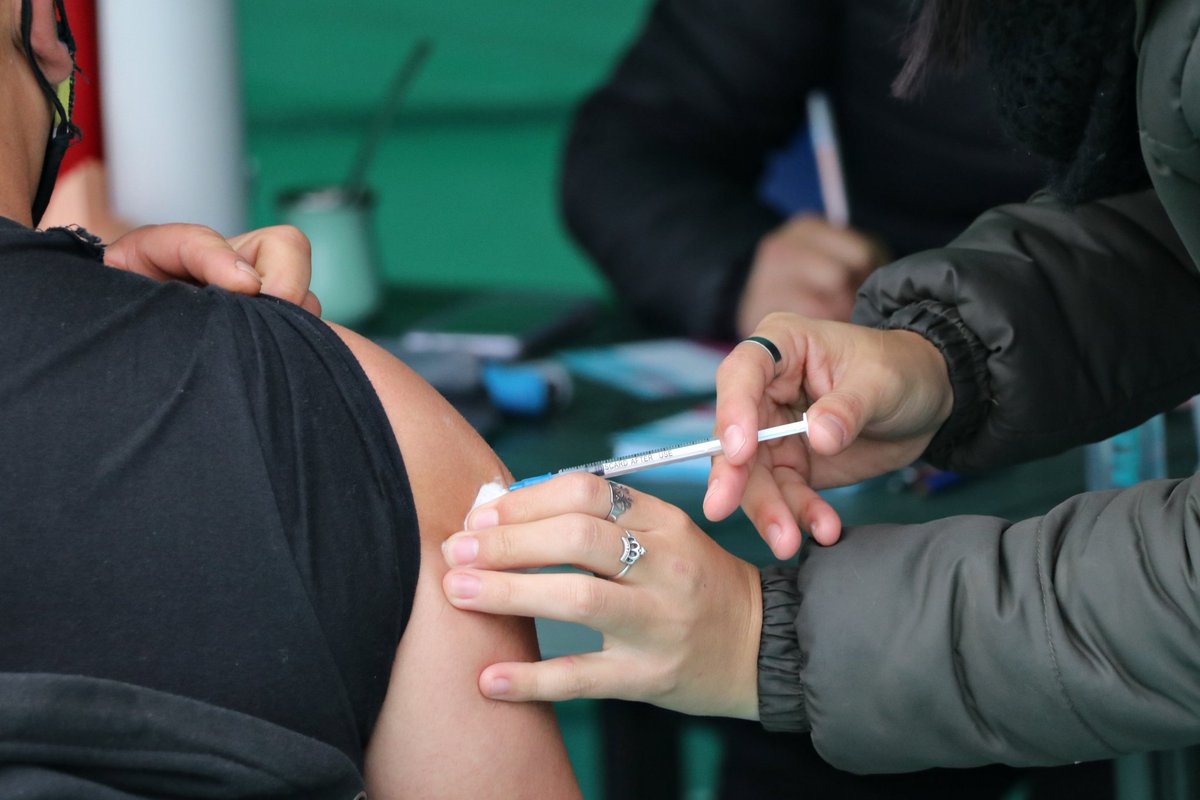 🤜🏼🤛🏽 OPERATIVO ACERCAR EN PUNTA LARA 

✅ Con el objetivo de descentralizar al Estado y llegar a cada barrio, se desarrolló la primera jornada de documentación y trámites de organismos provinciales y nacionales en Plaza Yrigoyen de Punta Lara.