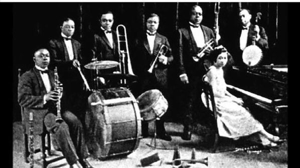 _DavidValdes_'s tweet photo. Un #4deagosto de 1901 nacía Louis Armstrong. En esta foto lo podéis ver con los #hotseven. Una de las opciones que tengo con el #bombo que he restaurado/modificado es hacer un #trapset como el podemos ver. #neworleans #vintagedrumming #otd https://t.co/y22sVTRxlk