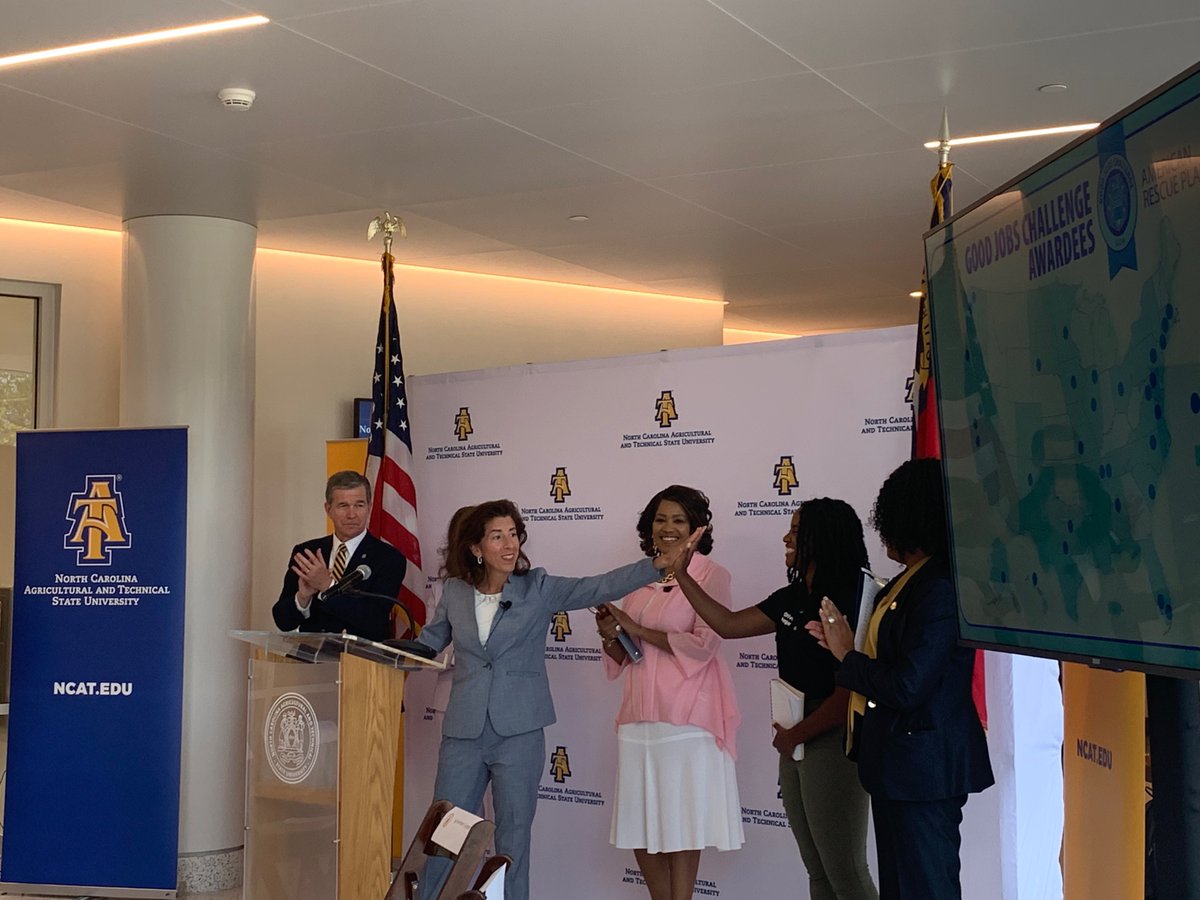 US_EDA's tweet photo. On Aug. 3 @SecRaimondo &amp; @AsstSecCastillo announced the winners of EDA’s $500M #GoodJobsChallenge!🇺🇸

Awardee projects will enable U.S. communities to: 
💵Invest in innovative #workforce programs
💼Secure jobs for 50K Americans! 

More:https://t.co/Wj5YkUOOk7 #AmericanRescuePlan https://t.co/FQ0r0u4BNB