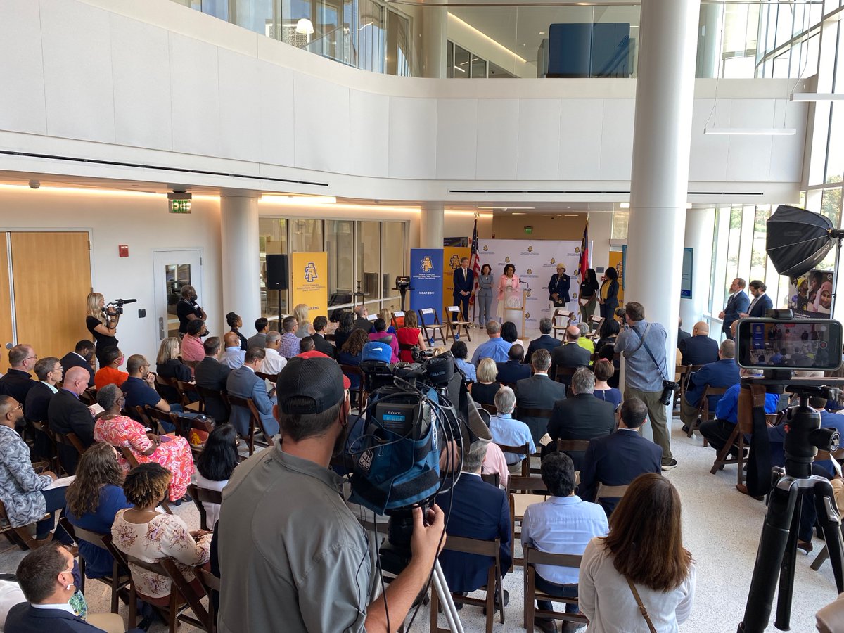 US_EDA's tweet photo. On Aug. 3 @SecRaimondo &amp; @AsstSecCastillo announced the winners of EDA’s $500M #GoodJobsChallenge!🇺🇸

Awardee projects will enable U.S. communities to: 
💵Invest in innovative #workforce programs
💼Secure jobs for 50K Americans! 

More:https://t.co/Wj5YkUOOk7 #AmericanRescuePlan https://t.co/FQ0r0u4BNB