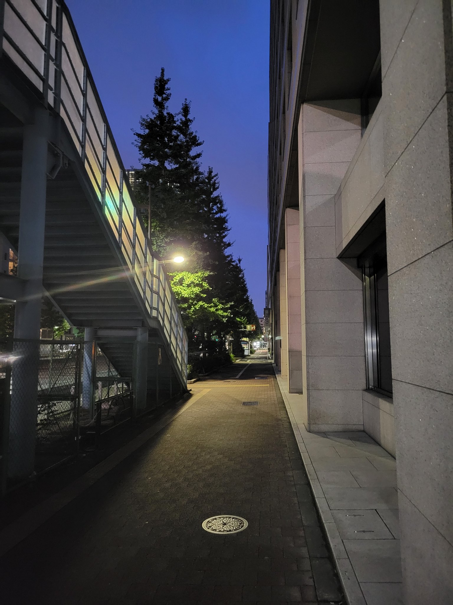 ザミおじさん 朝４時 雨があがって涼しい 今日一日曇りらしい やっぱり晴れてないと暗いな 日本橋 茅場町 朝散歩 散歩 T Co Sgpmxts50s Twitter