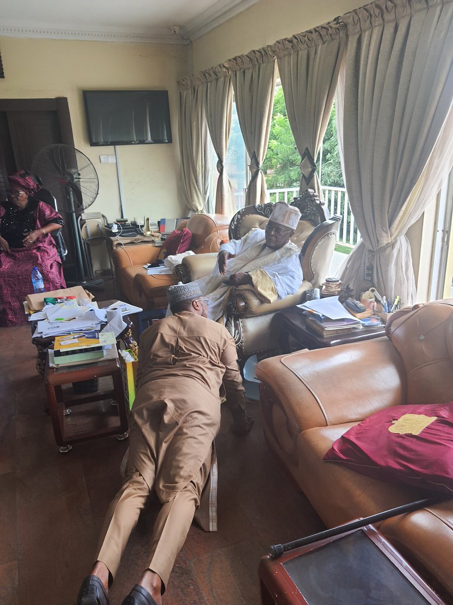 absmag's tweet image. While I was in the beautiful city of Abeokuta I stopped by to pay homage to our royal father HRM the Alake of Egbaland Oba Adedotun Aremu Gbadebo III. Kabiyesi o!!!
