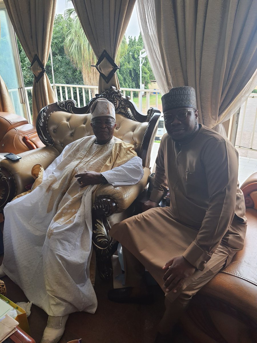 absmag's tweet image. While I was in the beautiful city of Abeokuta I stopped by to pay homage to our royal father HRM the Alake of Egbaland Oba Adedotun Aremu Gbadebo III. Kabiyesi o!!!