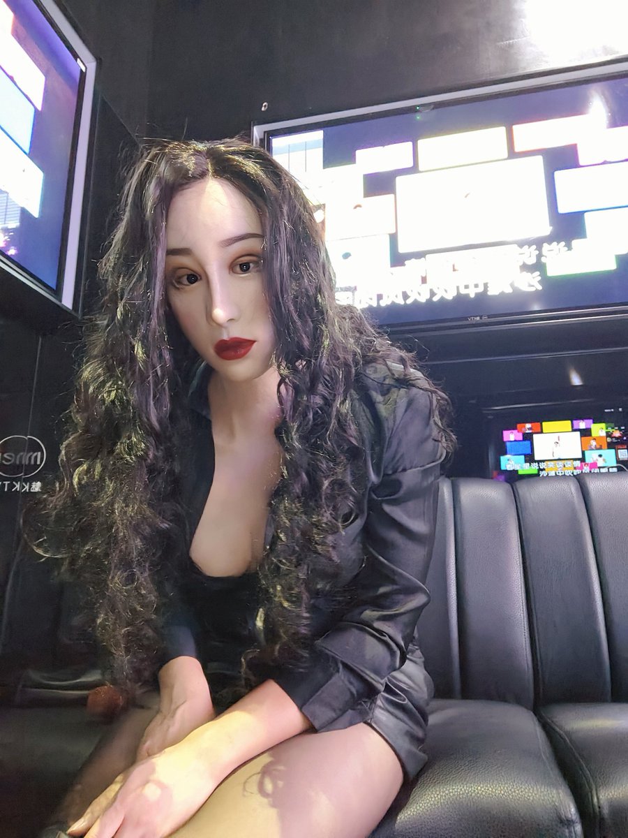 今晚突发奇想换装出门，我鼓足勇气走进一家KTV，好刺激呀