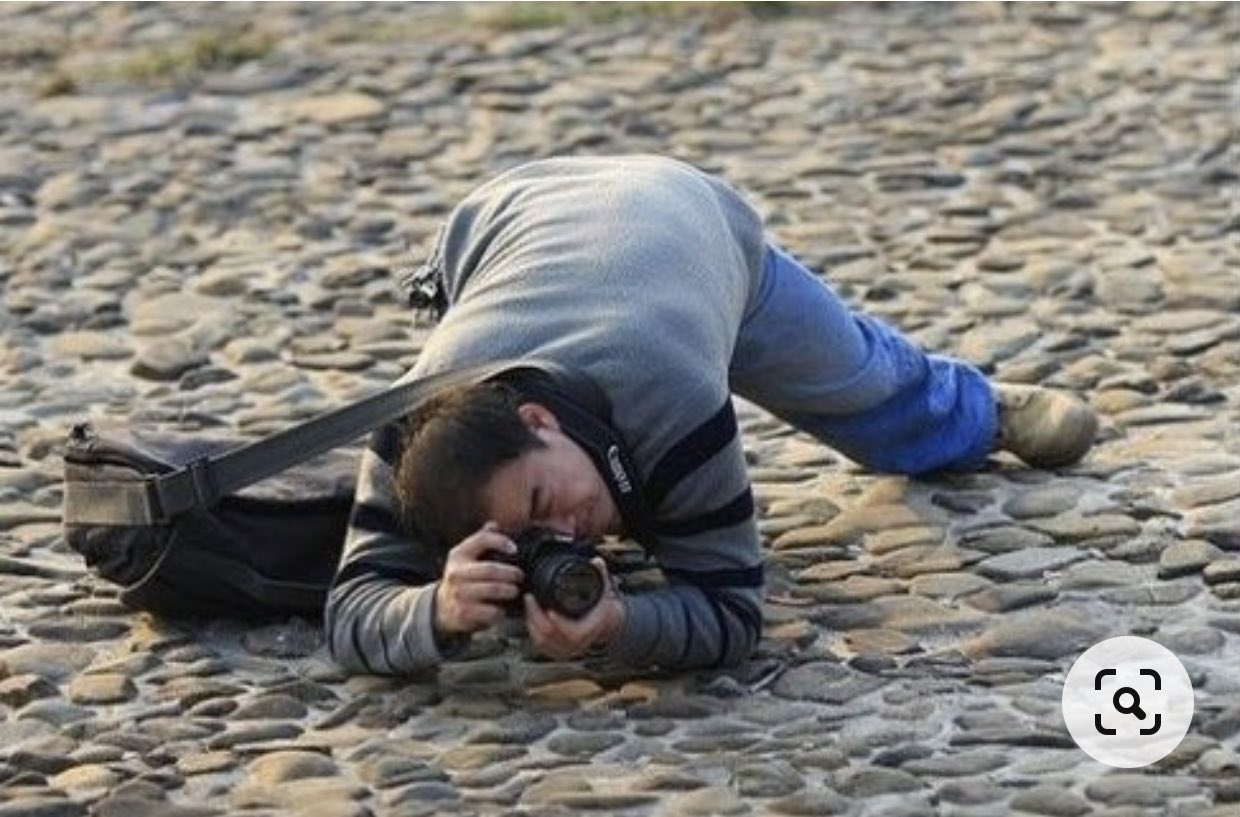 Фотограф в странной позе