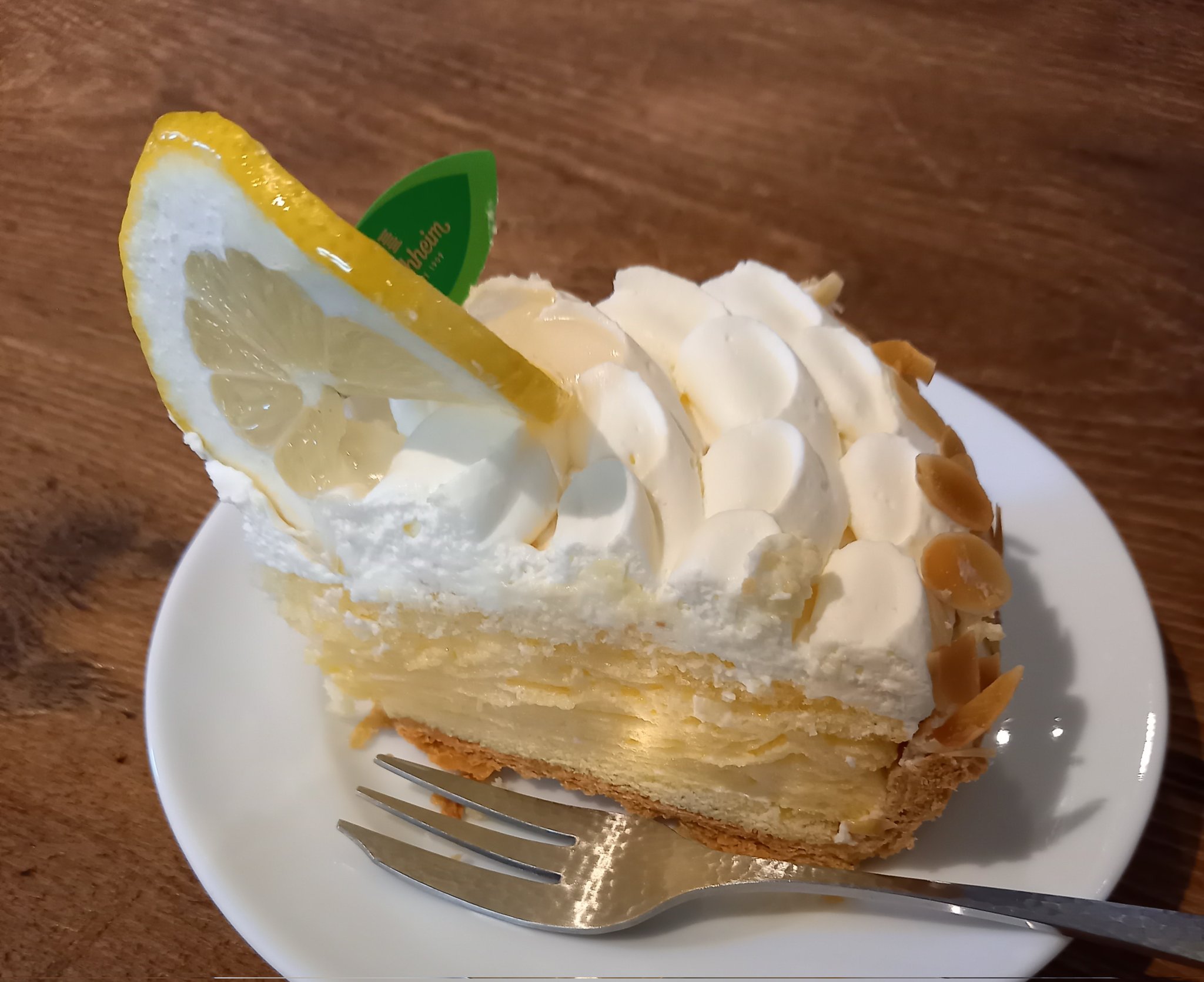 古本とビール アダノンキ ユーハイムの夏限定レモンパイ これはレモンの泡ですな ふわっふわ爽やかでホールの半分くらいは一気にいけそうです T Co Xyeewhtahu Twitter