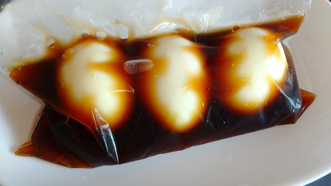 「ゆで卵にはマヨネーズ」というツイート見て
「ゆで卵にマヨネーズ合うよね〜(๑'ڡ`๑)何だか僕も食べたくなってきた!」と作り始めたんだけど
気が付いたら半熟味玉になってたw(;'∀`) 