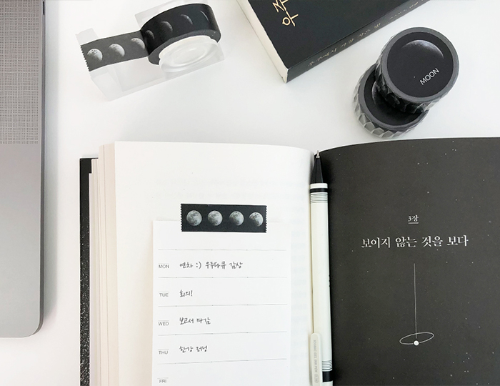 kyobobookstory's tweet photo. 한국 최초의 달 궤도선 
#다누리호🚀발사 기념 
#우주도서 스페셜🌝

우주도서 포함 2만원 이상 구매 시
달 마스킹 테이프&amp;달 마우스 패드(택1/한정수량)

달의 세계 바로가기🌙
https://t.co/1CTFFkw9HM

괄&amp;RT=달 마스킹 테이프(3명)
당발=8/11(목) https://t.co/RXJsapFucz