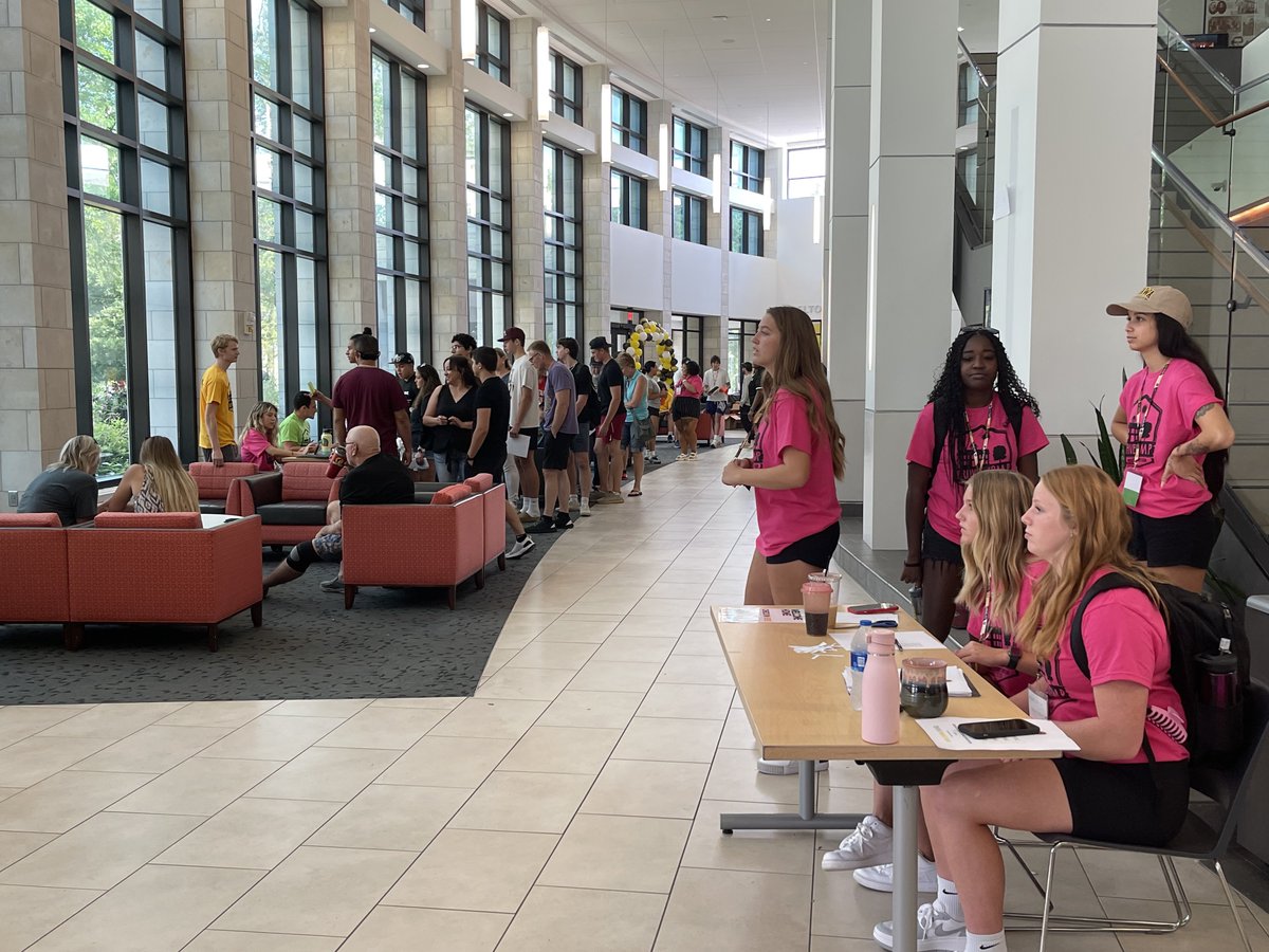 DocReggies's tweet photo. Ottawa University, Kansas move in day. Love the energy that our Orientation Leaders bring @OttawaU #OUBC22PINK https://t.co/pHAy1OZyNx