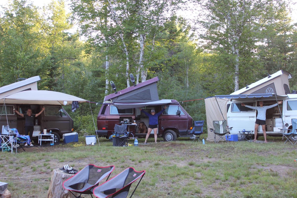 begin_daniel's tweet photo. Le plus trippant de ce voyage, 4 Westfalia en ligne!
Pratique pour 3 des 4 en fds!
Ma douce et 3 cousines!

#GrosFun https://t.co/233EPLF7fY