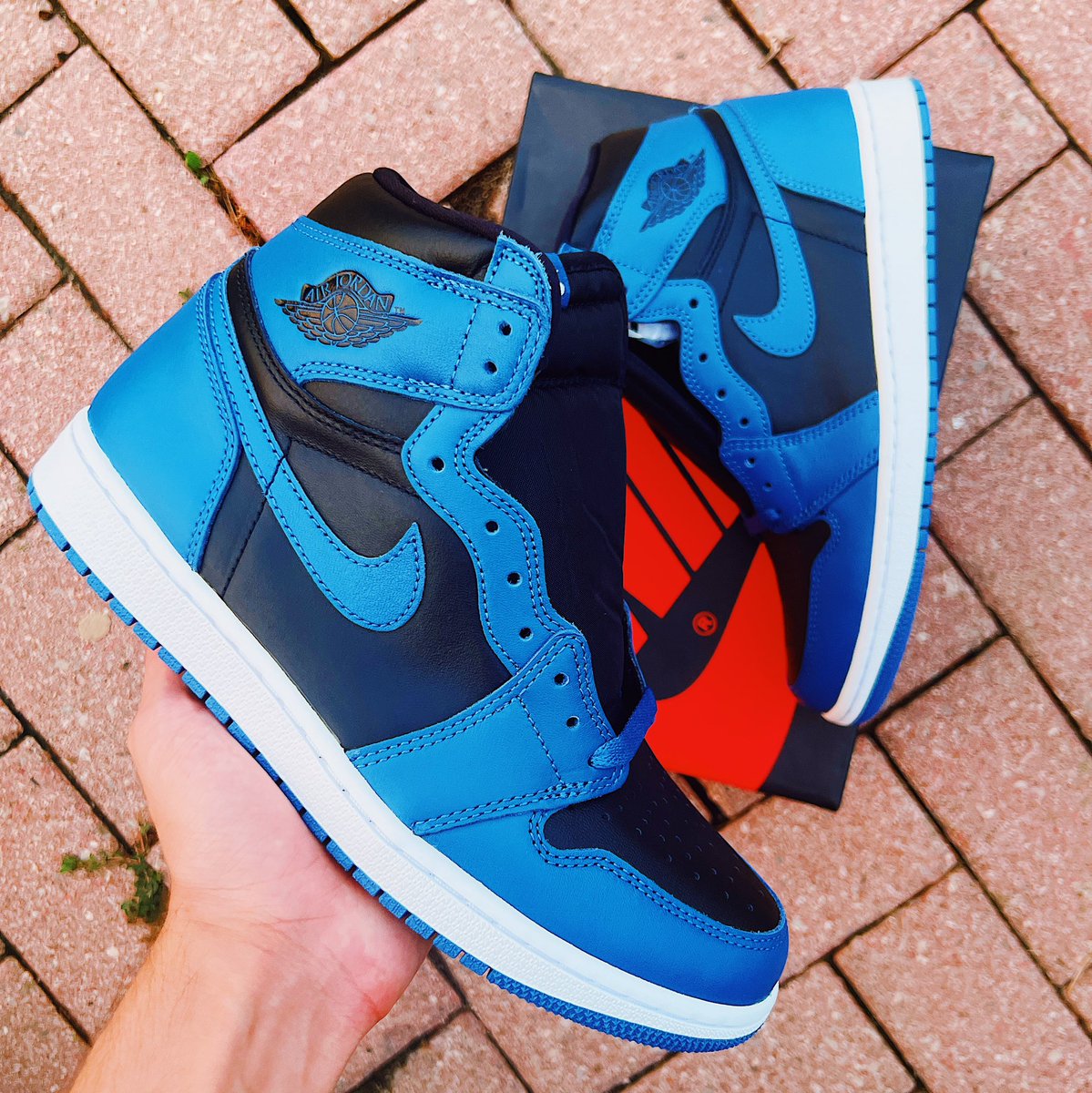 🔥Air Jordan 1 Giveaway 🔥
How to enter:
1. RT/❤️ this tweet 
2. Follow <a href="/SneakerTalkCA/">Christian | SneakerTalk</a> 

Winner announced August 7th! 
*Pair is a size 8.5US.

Bonus entries: 1x for each YouTube video you comment on that I uploaded in July (YT=SneakerTalk) 👀