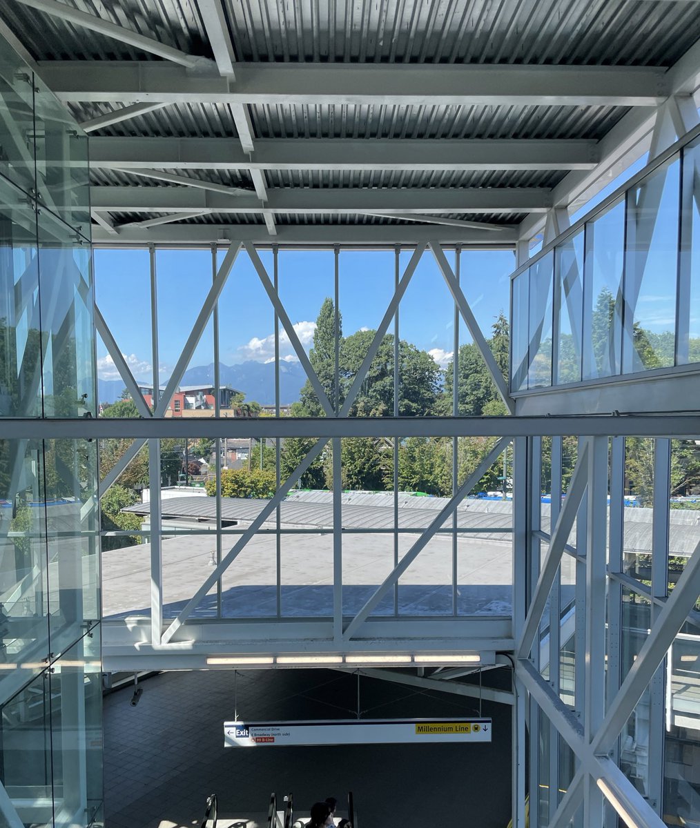 kellydavilav's tweet photo. Finding #angles at the train station #mathphoto2022 #angulos https://t.co/hBDc9ePk57