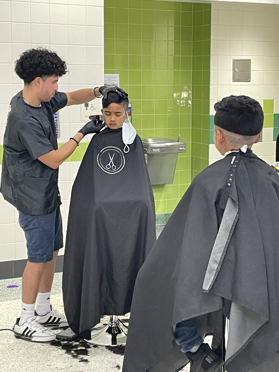 ButterflyRidge1's tweet photo. We would like to thank the 1 & Only Barber shop for strapping on their party shoes giving free hair cuts tonight! They stayed over an hour late to ensure that every student that wanted to start the school year with a fresh cut, was able to! #watchus #getfly @FCPSTrailblazer https://t.co/v3N1ez70k3
