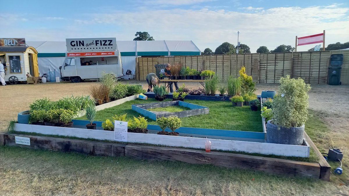 shallowmead's tweet photo. A couple of photos from our display at the #newforestshow. Before the show and after we allowed the public to buy some of the plants. https://t.co/Loh93mZlOe