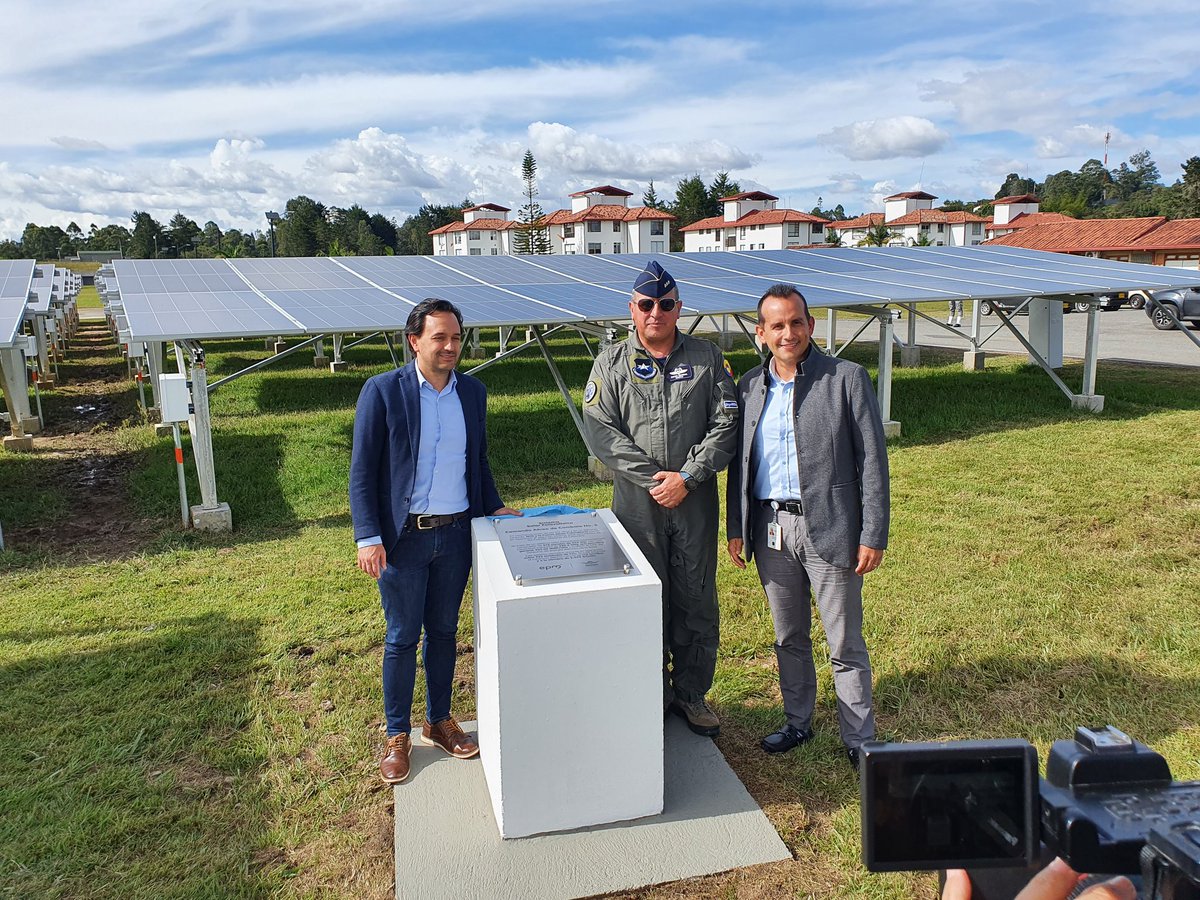 EPMestamosahi's tweet photo. Hoy inauguramos una #SoluciónSolarEPM en la Base Aérea de la Fuerza Aérea Colombiana @FuerzaAereaCol en Rionegro, Antioquia – CACOM 5 -. Esta es la primera Fuerza Militar en implementar una solución de #EnergíasRenovables no convencionales de gran magnitud #EnergíaSolar https://t.co/zvaxStCdaH