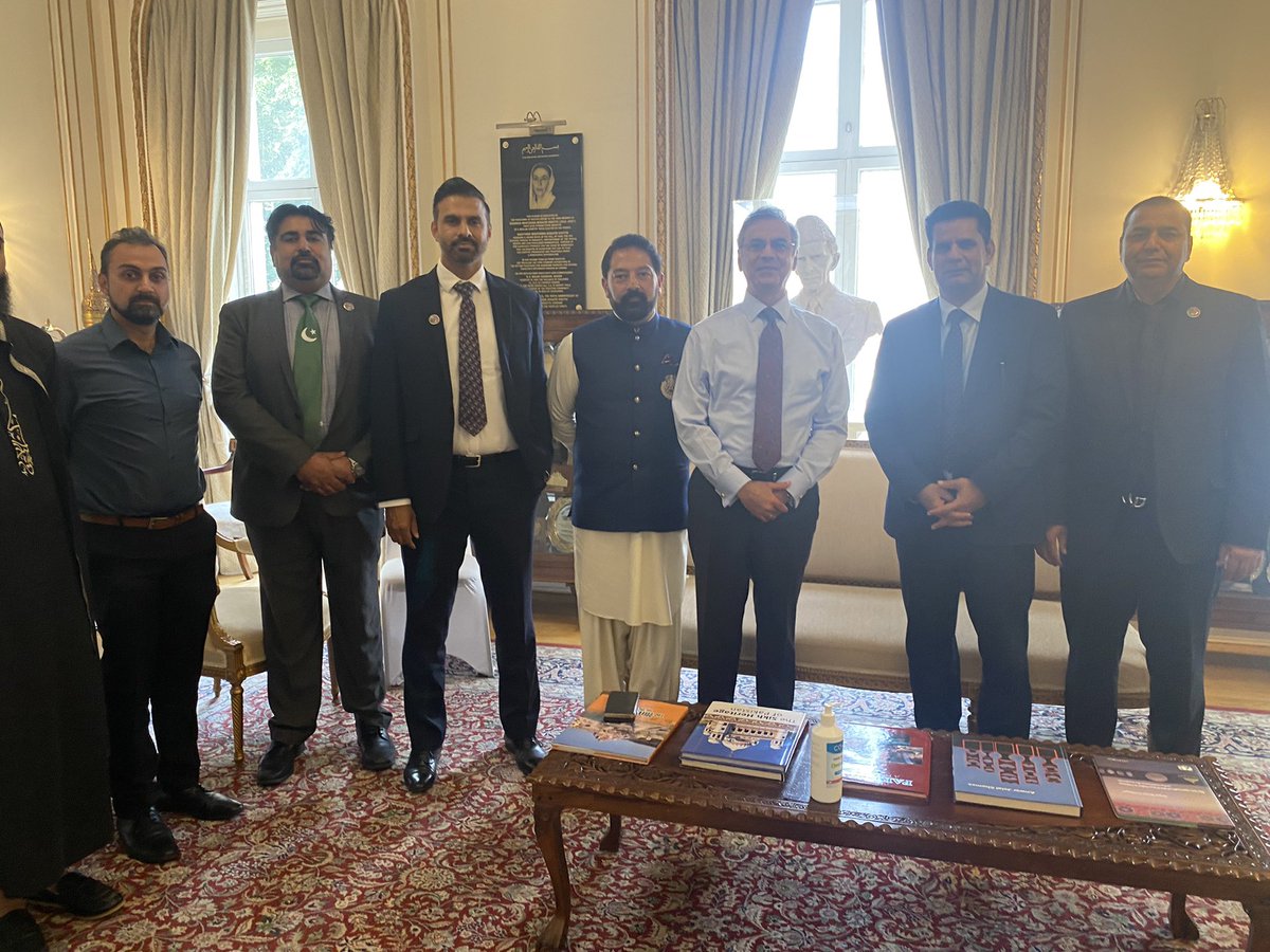 UKPCCI's tweet photo. Great honour to meet with His Excellency Moazzam Ahmad Khan High Commissioner of Pakistan 🇵🇰 commending him on the great work being done on strengthening the business community and bridging the gap between Pakistan and the U.K. #ukpakistanchamberofcommerce #ukpcci https://t.co/Uzf8NFjEVT