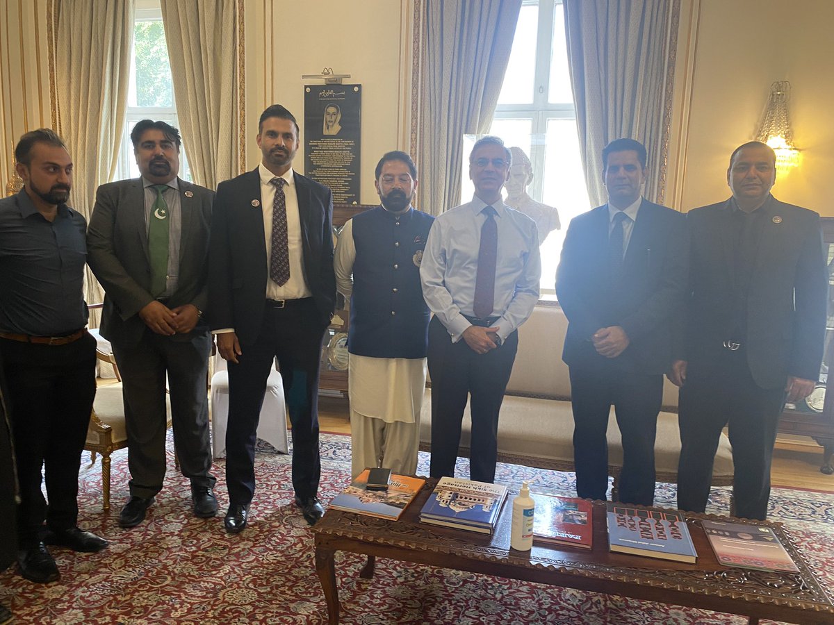 UKPCCI's tweet photo. Great honour to meet with His Excellency Moazzam Ahmad Khan High Commissioner of Pakistan 🇵🇰 commending him on the great work being done on strengthening the business community and bridging the gap between Pakistan and the U.K. #ukpakistanchamberofcommerce #ukpcci https://t.co/Uzf8NFjEVT