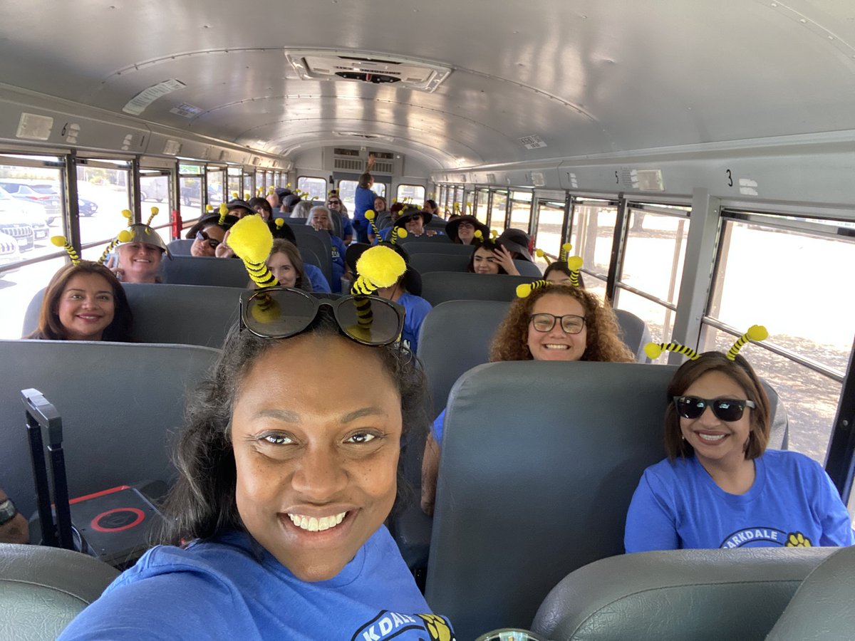 LearnwithLaster's tweet photo. It’s hot but we are hitting the streets ! Parkdale bus tour of our attendance zone , visiting families , sharing important dates and passing out popsicles @WacoISD 💙🚌🐝 https://t.co/yGJ4Wzc1Ze