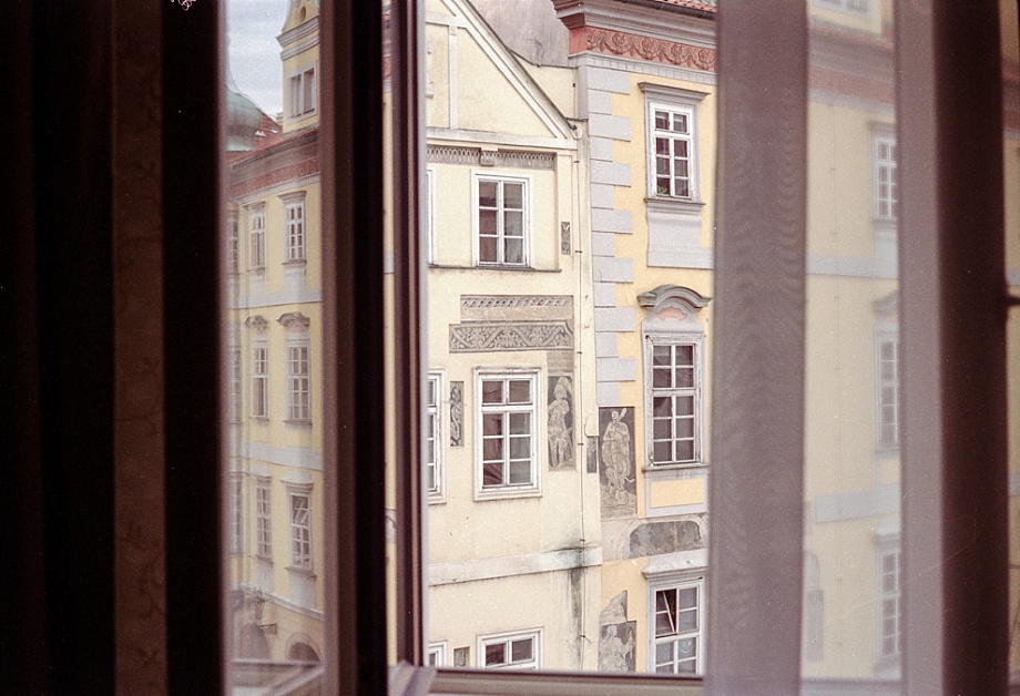 TheodorYemenis's tweet photo. Some analog pictures I took in my recent travel to Prague. I used  #plaubelmakina67 and a  #Vitessa

#visuality #visualmind 
#travel #journey 
#art #Kunst #hamburg #PhotoVisionProject  #history #lifestyle #aesthetics #flaneur #CITYLAB #cinescapes #ThePhotograhicJourney https://t.co/A4MAVvorNc