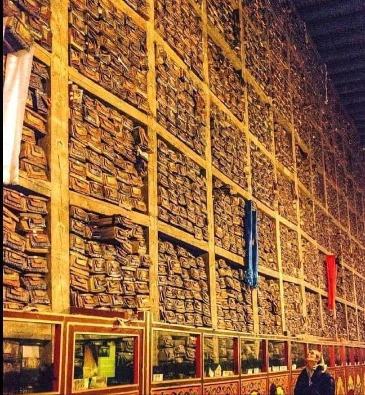 La bibliothèque trouvée au Tibet contient 84 000 manuscrits secrets (livres) couvrant 50 000 ans d'histoire humaine.
Monastère de Sakia. Peut-être la plus grande bibliothèque du monde dans l'histoire lointaine de la planète. Il a été découvert derrière un immense mur.