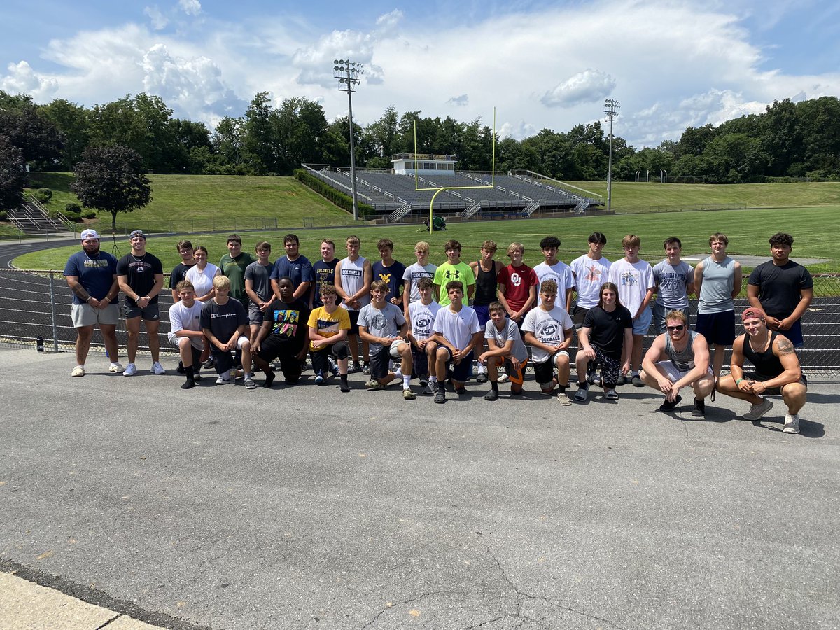 coachyurish's tweet photo. Big thanks to former Colonels @jsturnerr @hcunningham58 @andrewwaters002 @JadenAshby1 for stopping by and sharing some great advice and their love for their school and current Colonels! #family https://t.co/sPdZcbAiIn