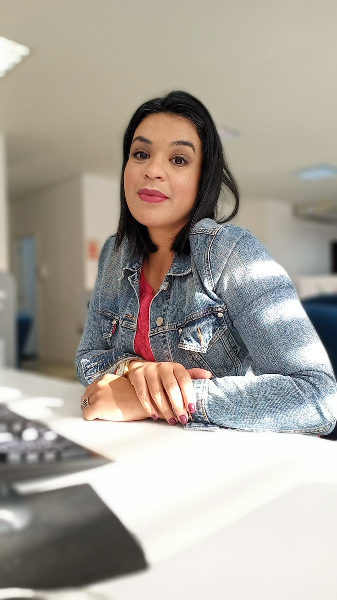 giseleyag's tweet photo. O híbrido tem acabado comigo, eu no escritório: 😅 https://t.co/9l9hFvpcNE