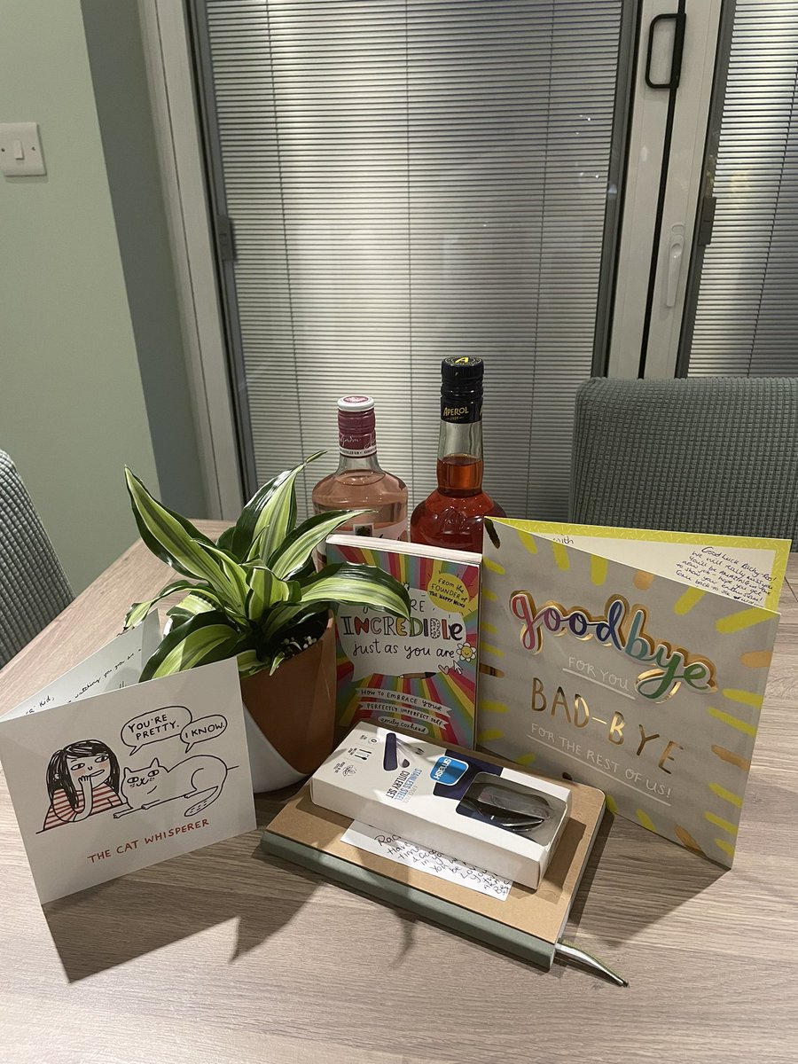 rachsmithphysio's tweet photo. So it’s the end of an amazing two years as a Rotational Band 5. Feeling very grateful for my amazing colleagues who have supported and taught me so much! Now onto the new challenge of band 6 life back in Manchester! @SwbMedTherapy @SWB_RRTS @SWBHnhs https://t.co/a7jrBRe9Dl