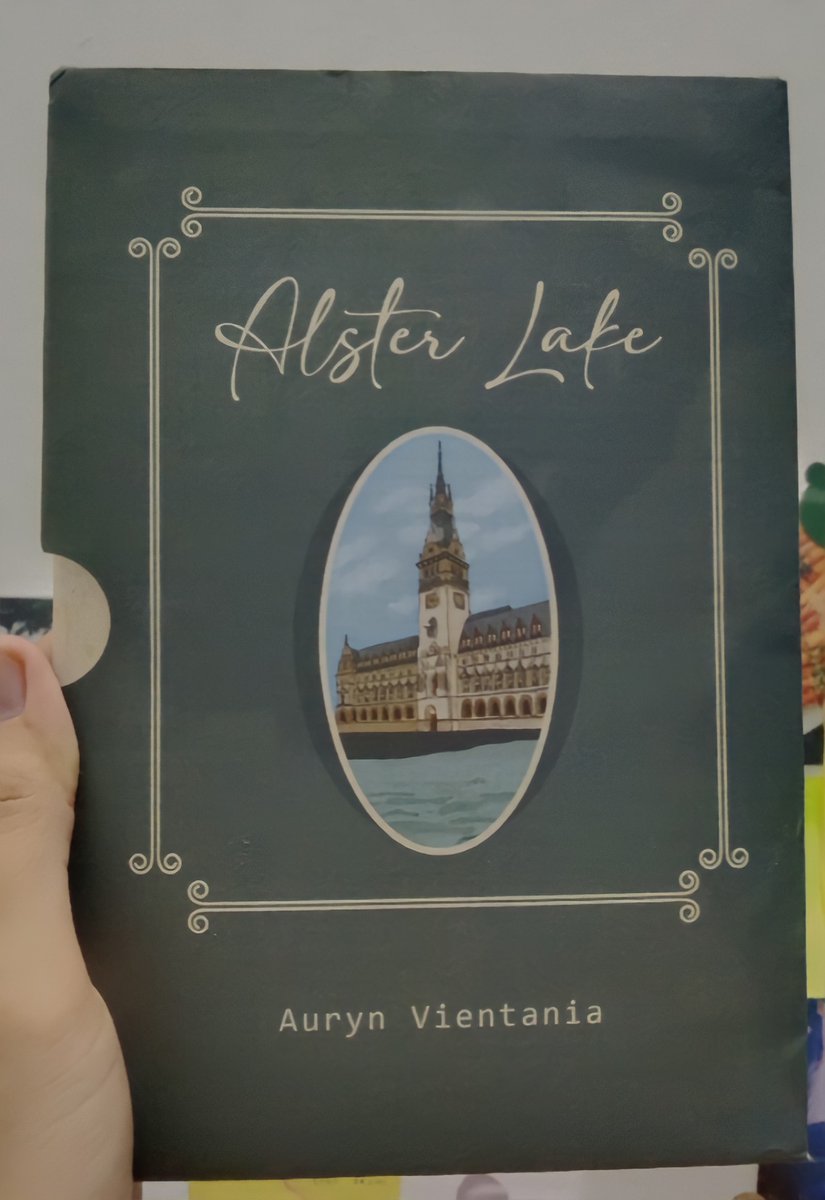 Currently reading 📚
Alster Lake - Auryn Vientania ✨ 
🪴🪴