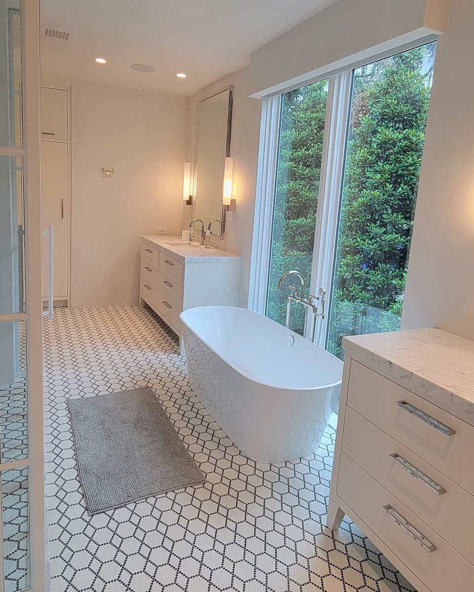 keystonemillw's tweet photo. FRESH AND BRIGHT. This bathroom design keeps it fresh with bright white furniture style vanities paired with modern light fixtures and elegant sleek hardware.
#bathroominspiration #customvanity #customcabinetry #homedesign #homerenovation #atlantahomes #atlantageorgia https://t.co/Q1bjY9PlFV