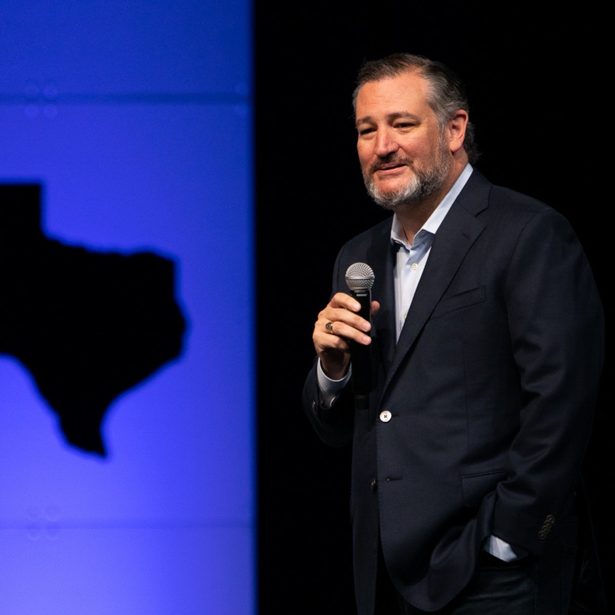 PatriotMobile's tweet photo. Texas’ very own @tedcruz will be LIVE in the Patriot Mobile @CPAC booth Friday 9-10am. We’re honored to host Sen Cruz as he signs his book “One Vote Away” for our guests. Get ur coffee &amp; get there early to get ur FREE SIGNED copy, meet Sen Cruz &amp; snap a photo.

#CPAC22 #CPACTexas https://t.co/iwPbqWtCby