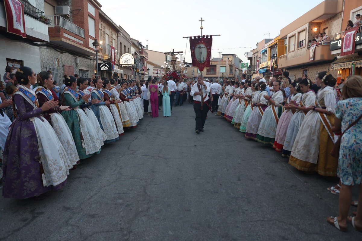 JCF_Valencia's tweet photo. ⛪️⛵️ #ElPalmar recupera la Romeria del Crist de la Salut pel llac de l’#Albufera. Les Falleres Majors de València i les seues Corts d’Honor i l’alcalde en funcions, @carlosgaliana, al costat de centenars de veïns, han participat en l’acte i en la posterior processó. https://t.co/kCw8gFTUKr