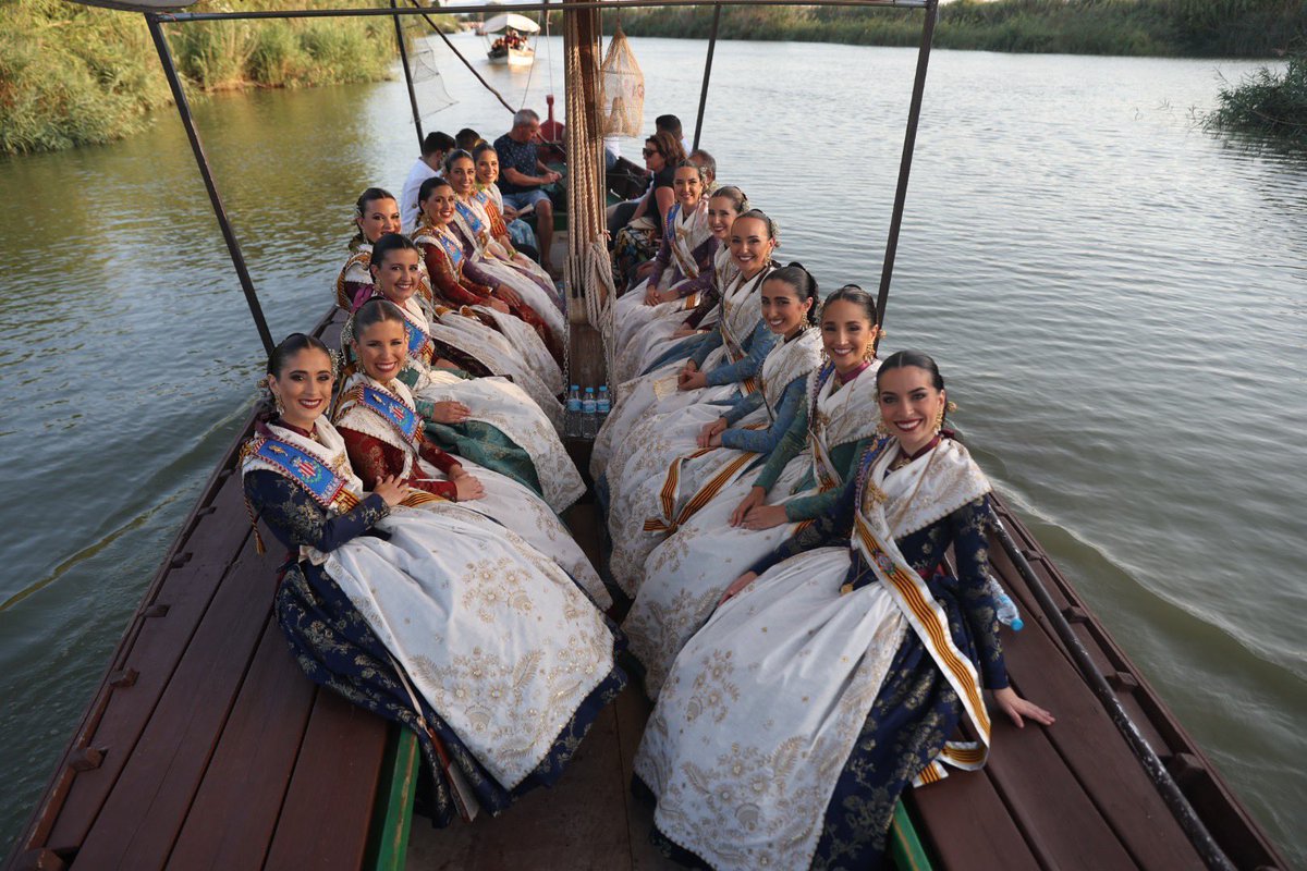 ⛪️⛵️ #ElPalmar recupera la Romeria del Crist de la Salut pel llac de l’#Albufera. Les Falleres Majors de València i les seues Corts d’Honor i l’alcalde en funcions, @carlosgaliana, al costat de centenars de veïns, han participat en l’acte i en la posterior processó.