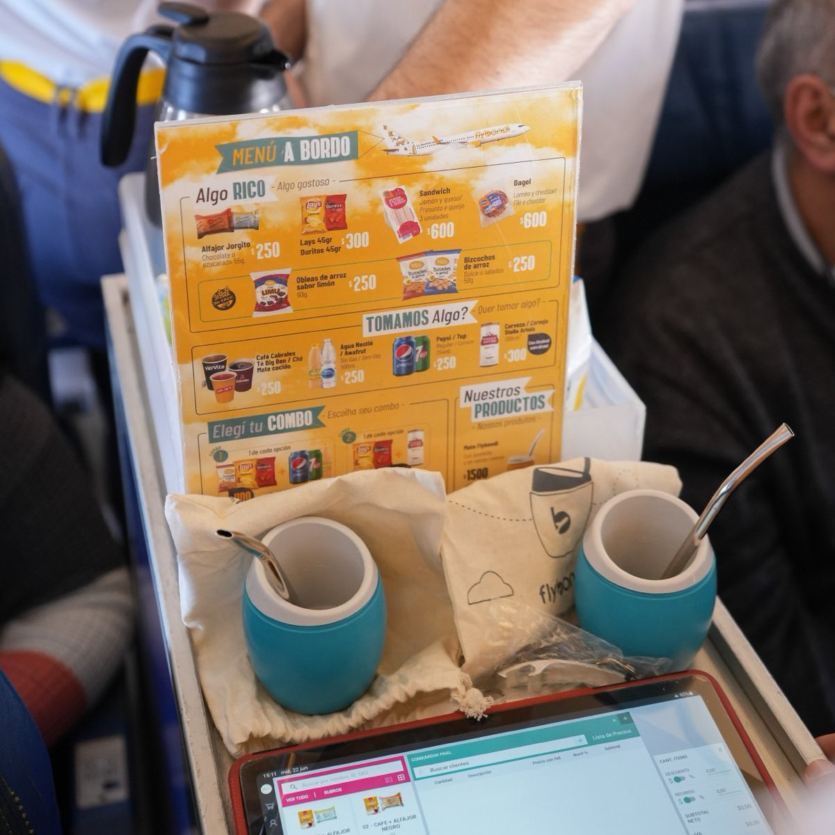 flybondioficial's tweet image. Bondi, te pinto el hambre arriba del avión?🤦‍♂️ Menos mal que existe nuestro servicio a bordo: Alfajores, snacks, café, sandwiches y más!🧃🥪☕ ¡Aprovechá los mejores combos entre las nubes! ☁️✈️

#FlyMenú #LaLibertadDeVolar #Flybondi