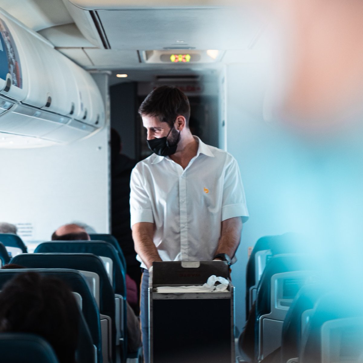 flybondioficial's tweet image. Bondi, te pinto el hambre arriba del avión?🤦‍♂️ Menos mal que existe nuestro servicio a bordo: Alfajores, snacks, café, sandwiches y más!🧃🥪☕ ¡Aprovechá los mejores combos entre las nubes! ☁️✈️

#FlyMenú #LaLibertadDeVolar #Flybondi