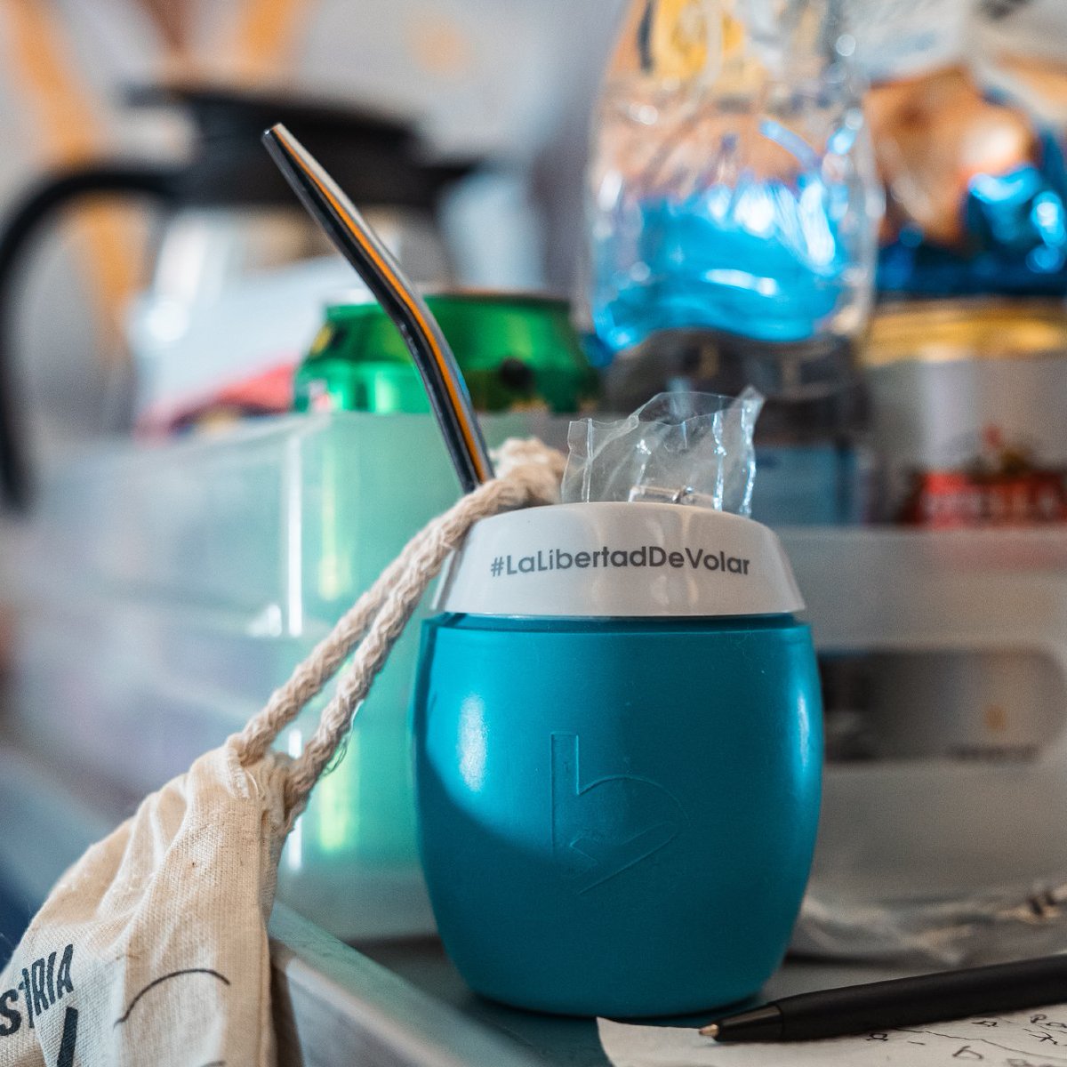 flybondioficial's tweet image. Bondi, te pinto el hambre arriba del avión?🤦‍♂️ Menos mal que existe nuestro servicio a bordo: Alfajores, snacks, café, sandwiches y más!🧃🥪☕ ¡Aprovechá los mejores combos entre las nubes! ☁️✈️

#FlyMenú #LaLibertadDeVolar #Flybondi