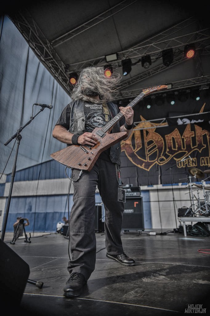 Rüzgarlı sahne, en sevdiğim...

Photo by @polarblazma 📸

Moribund Oblivion @ Gothoom Open Air, Slovakia 🇸🇰

#moribundoblivion #blackmetal #gothoomfest #gothoomopenairfest #gothoom #openair #festival #blackmetalband #slovakia #🇸🇰 #limbusguitars #onetwothree #limbus #limbusguitars