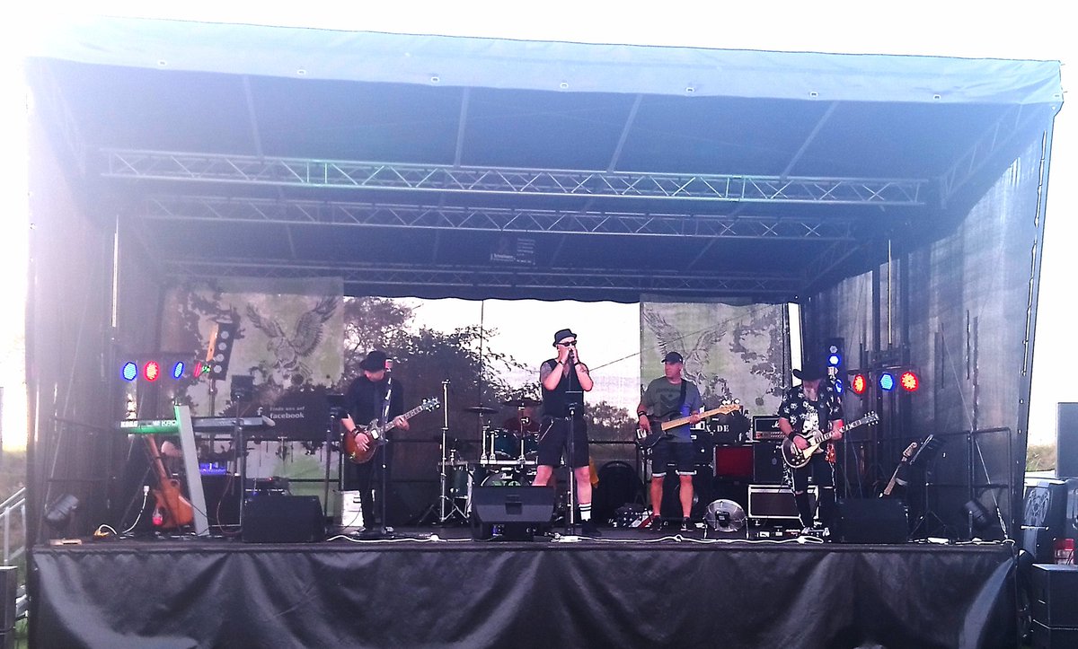 OstfreeskeDeern's tweet photo. Während ich es mir mit meinem Feierabendbier am Badesee gemütlich gemacht habe, sorgt das Nebengeräusch mit seinen Kumpels für die passende Musik 🤘🏻
#notrix #ostfriesland #rockcoverband #liveinconcert https://t.co/3VEGnUSi1h