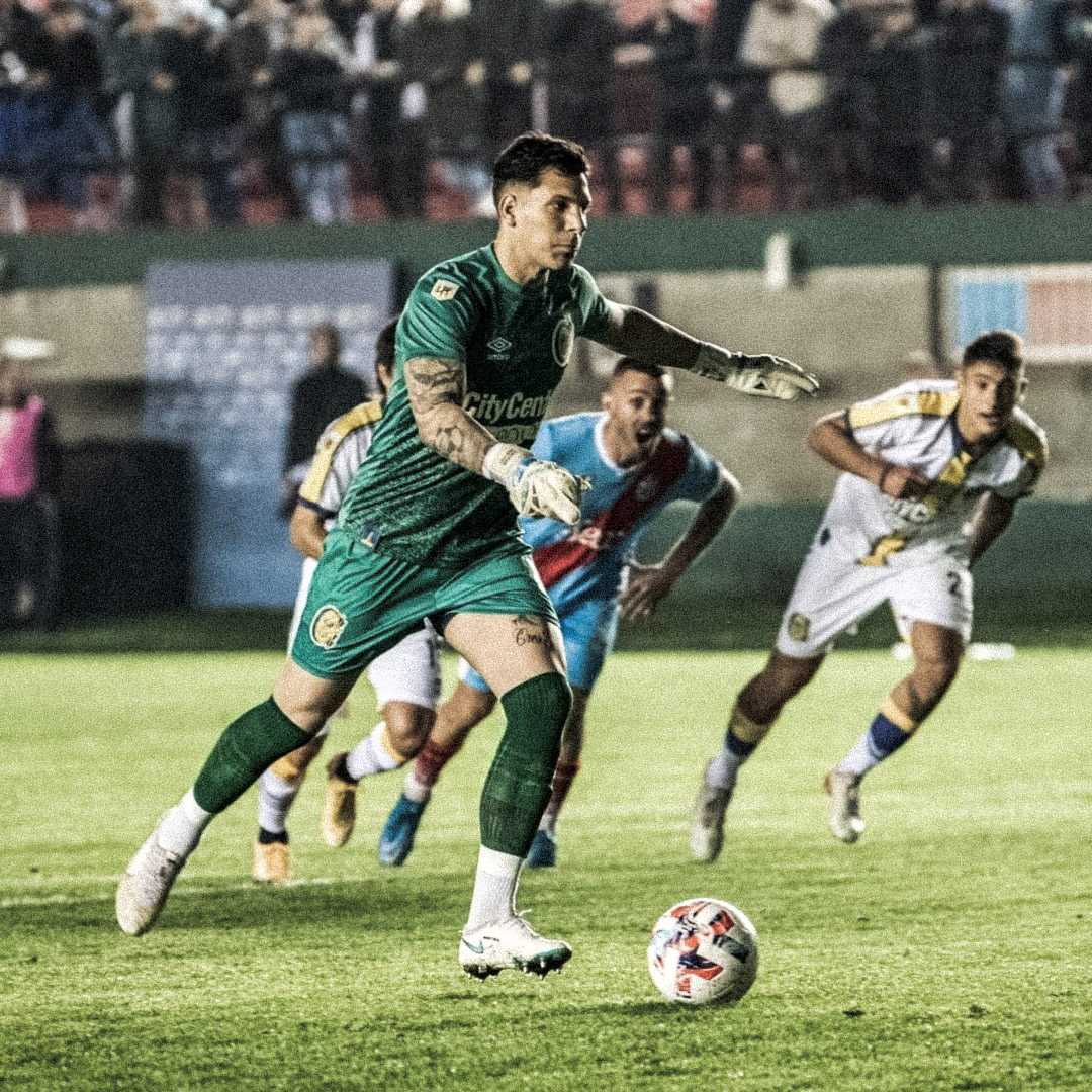 hablemosfut's tweet photo. 🔥 Otro gol de Gaspar Servio. 4to en la temporada. 

⬆️ Quedó en la historia de Rosario Central como el arquero más goleador. Además es el goleador del equipo en lo que va de temporada (Torneo Local + Copa Argentina). https://t.co/NXva1UXtp8