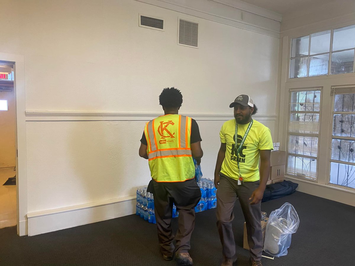 Ryana4KC's tweet photo. Thank you Geoff of @LISC_KC and thanks to your beautiful daughters for donating hand sanitizers for #OperationBackpack. Thanks, @KCMOParks for helping us unload and prepare for Saturday's giveaway from 11a-3p at #SwopePark!  #togetherwecan https://t.co/on6mymlZKe