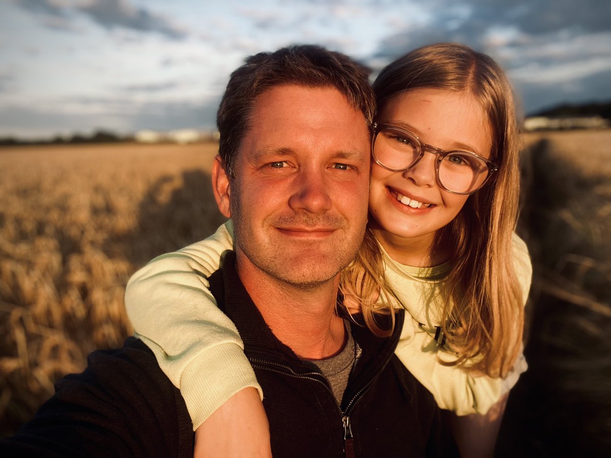 jonrigby00's tweet photo. “Daddy can we go to the field to take pictures of the sunset?”

😍😍😍 https://t.co/YbyvRtyuSn