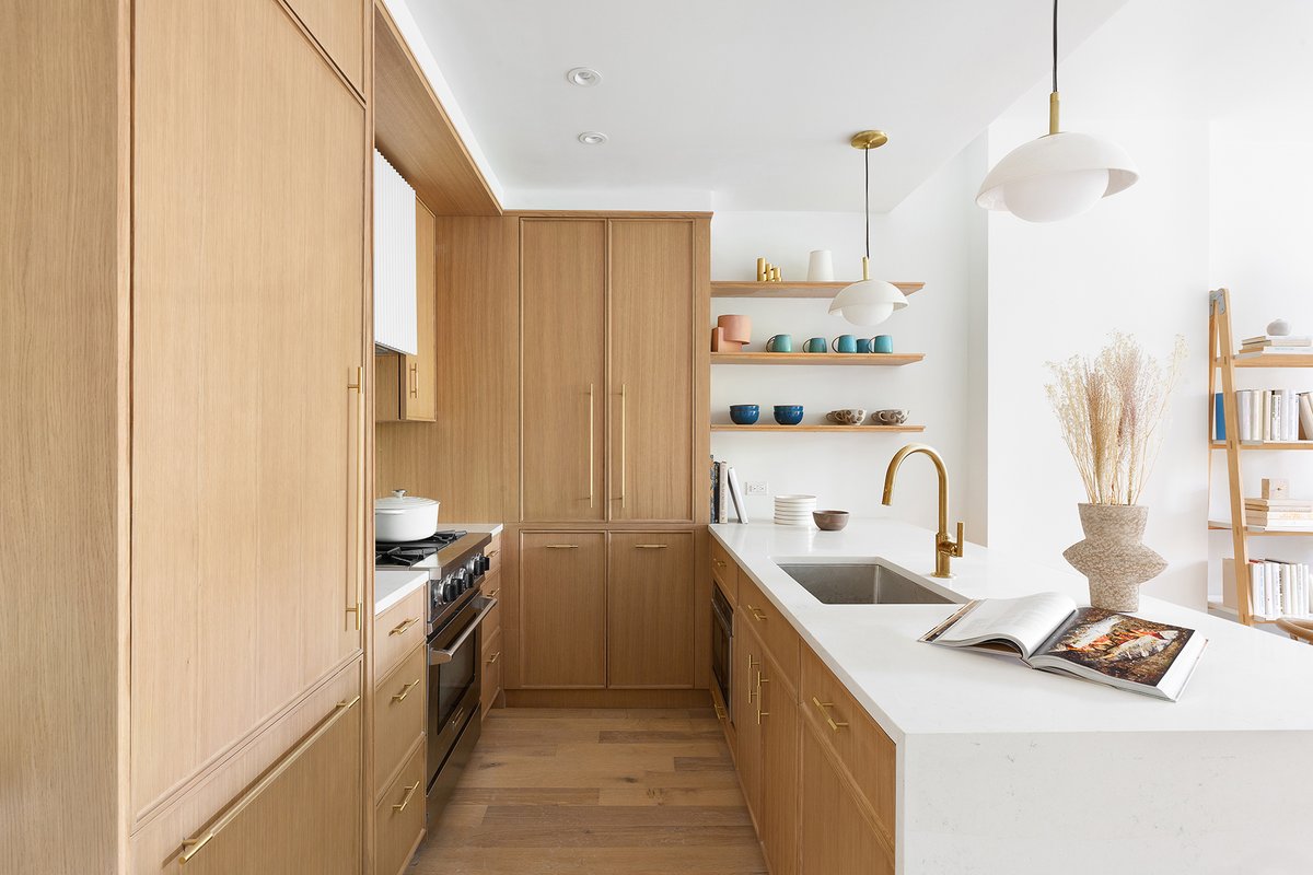 Brilliant layouts and design-forward finishes selected by Workshop/APD set Posthouse apart from the rest.

Kitchens feature a natural palette, enhanced by textured details like crackle glass pendants, knurled brass pulls, and a fluted hood.

bit.ly/PostHouseBK
