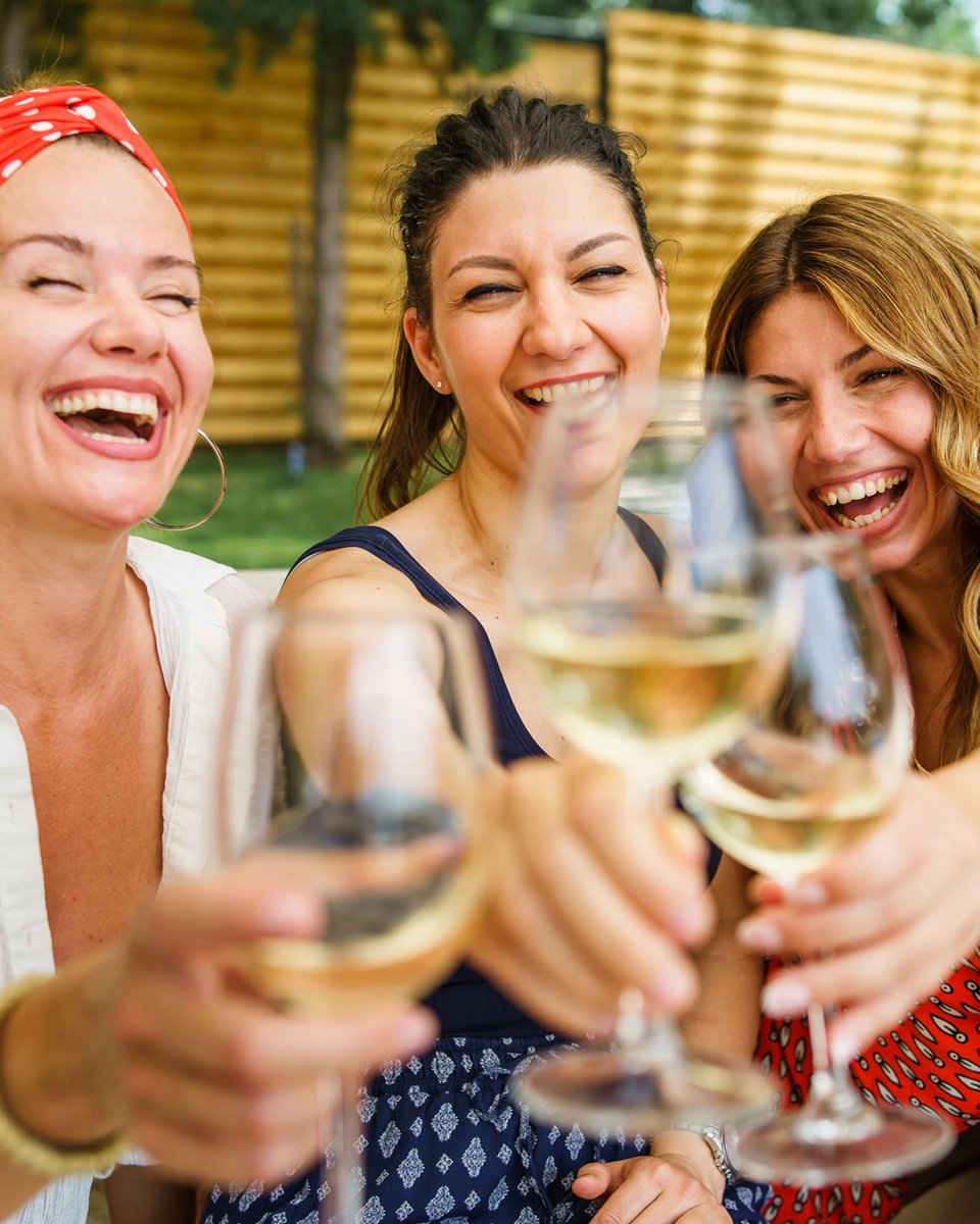 WineCollective's tweet photo. It's #NationalWhiteWineDay and perfect to indulge in our Diamond Pack! This four-pack is filled with member-favourite, unique, rare and high-quality white wines from around the world. Enjoy club price with a UC membership
🍷📦 https://t.co/0Mg4Pz2DVQ
♣️ ���� https://t.co/AA4cfgKWuf https://t.co/AR4jQXbBVp