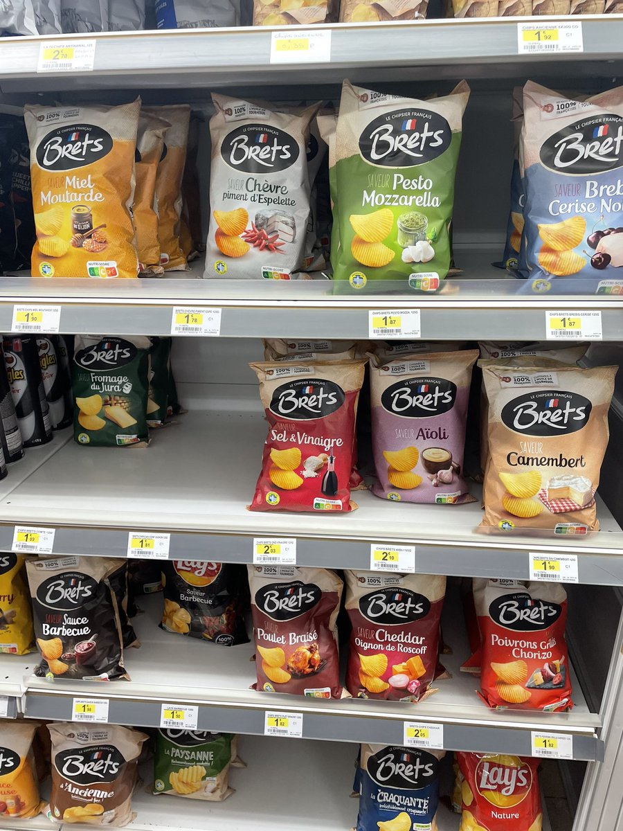 Snakkúrvalið í pínulítilli sjoppu í pínulitlu þorpi í Normandí. Hefði keypt alla pokana ef samferðafólk mitt hefði samþykkt það.