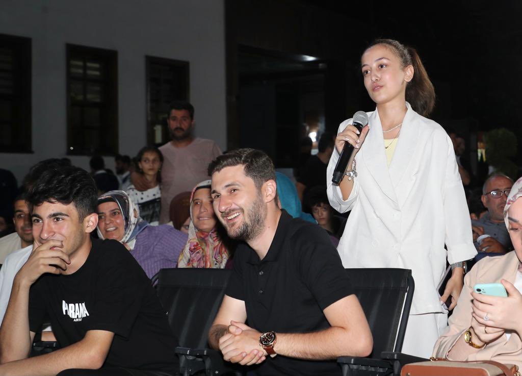 osmannnurika's tweet photo. “Her gün bir yerden göçmek ne iyi.
Her gün bir yere konmak ne güzel
Bulanmadan, donmadan akmak, ne hoş!”

Geleceğin Türkiye'si, bu gençlerimizin gözlerindeki samimiyetin ve yüreklerdeki inancın eseri olacak.

#YüzYüze100Gün @murat_kurum 

📍 Bağcılar Gençlik Buluşması https://t.co/btclkyiYTK