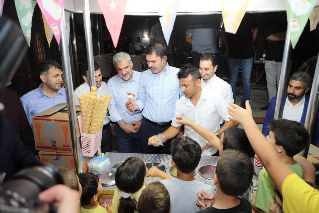 “Her gün bir yerden göçmek ne iyi.
Her gün bir yere konmak ne güzel
Bulanmadan, donmadan akmak, ne hoş!”

Geleceğin Türkiye'si, bu gençlerimizin gözlerindeki samimiyetin ve yüreklerdeki inancın eseri olacak.

#YüzYüze100Gün <a href="/murat_kurum/">Murat KURUM</a> 

📍 Bağcılar Gençlik Buluşması