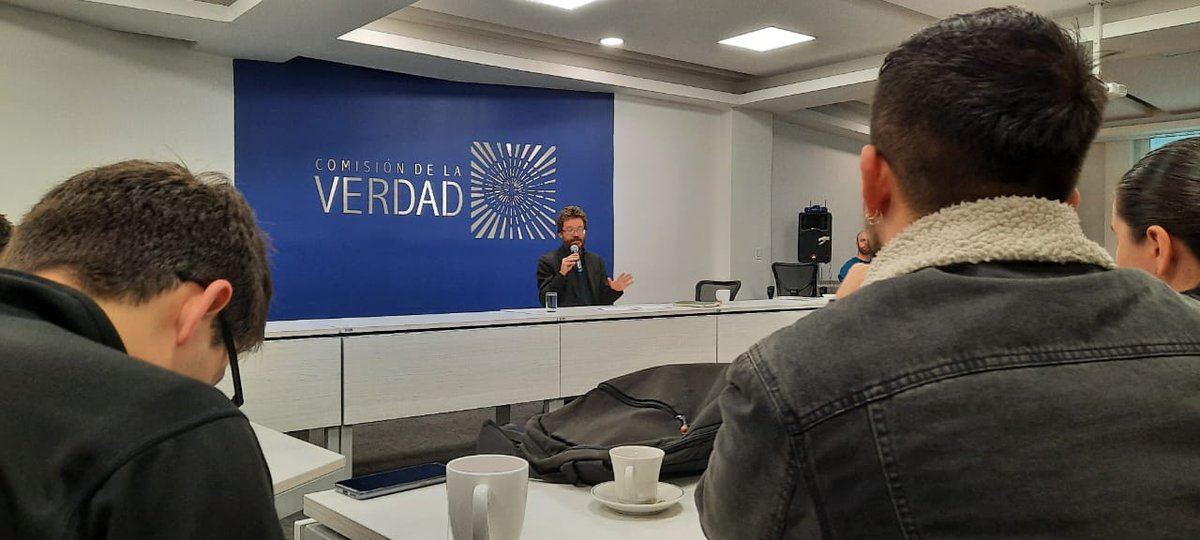 ComisionVerdadC's tweet photo. Hoy se hicieron públicos los Archivos Desclasificados de los registros de seguridad de Estados Unidos relacionados con el conflicto armado colombiano, gracias al trabajo conjunto de la @ComisionVerdadC y @NSArchive. 

Los archivos se pueden consultar en ► https://t.co/reVDvrvikm https://t.co/zibjxB4hZL
